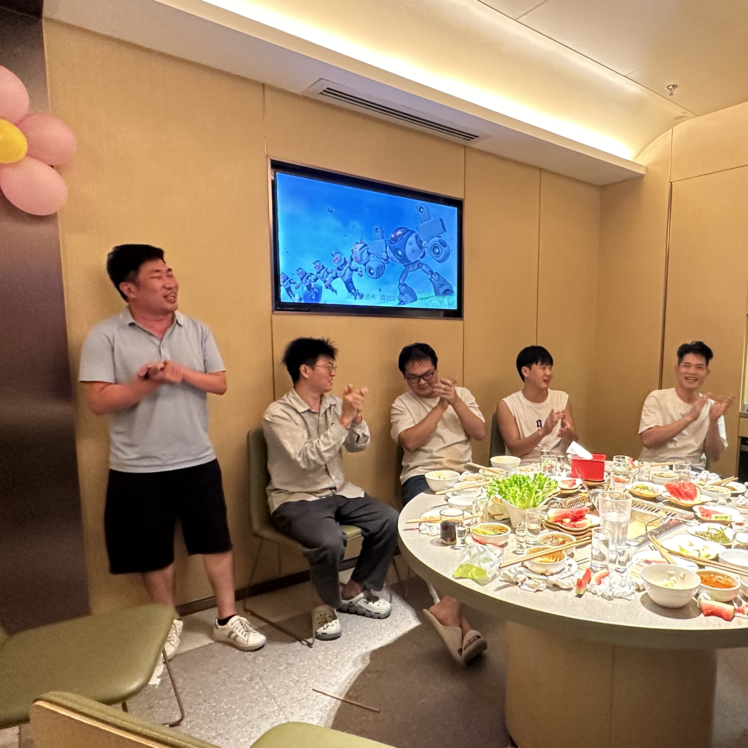 海底捞庆生乐融融